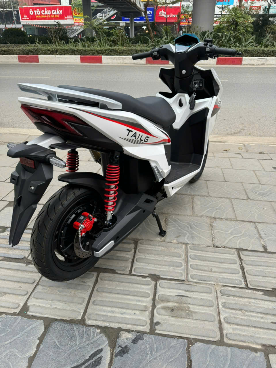 Xe điện 26 triệu đ&aacute;nh thẳng ph&acirc;n kh&uacute;c xe 