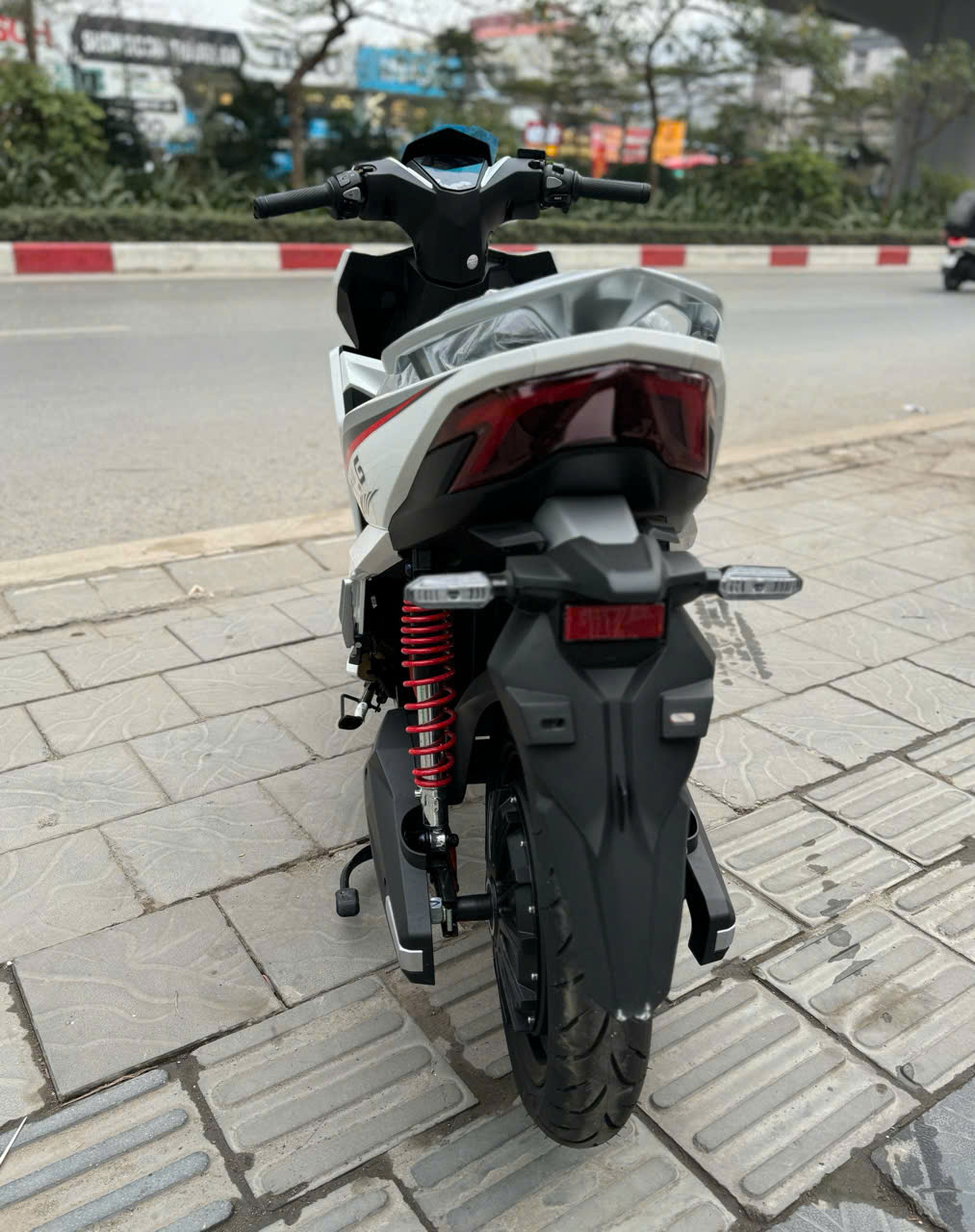 Xe điện 26 triệu đ&aacute;nh thẳng ph&acirc;n kh&uacute;c xe 