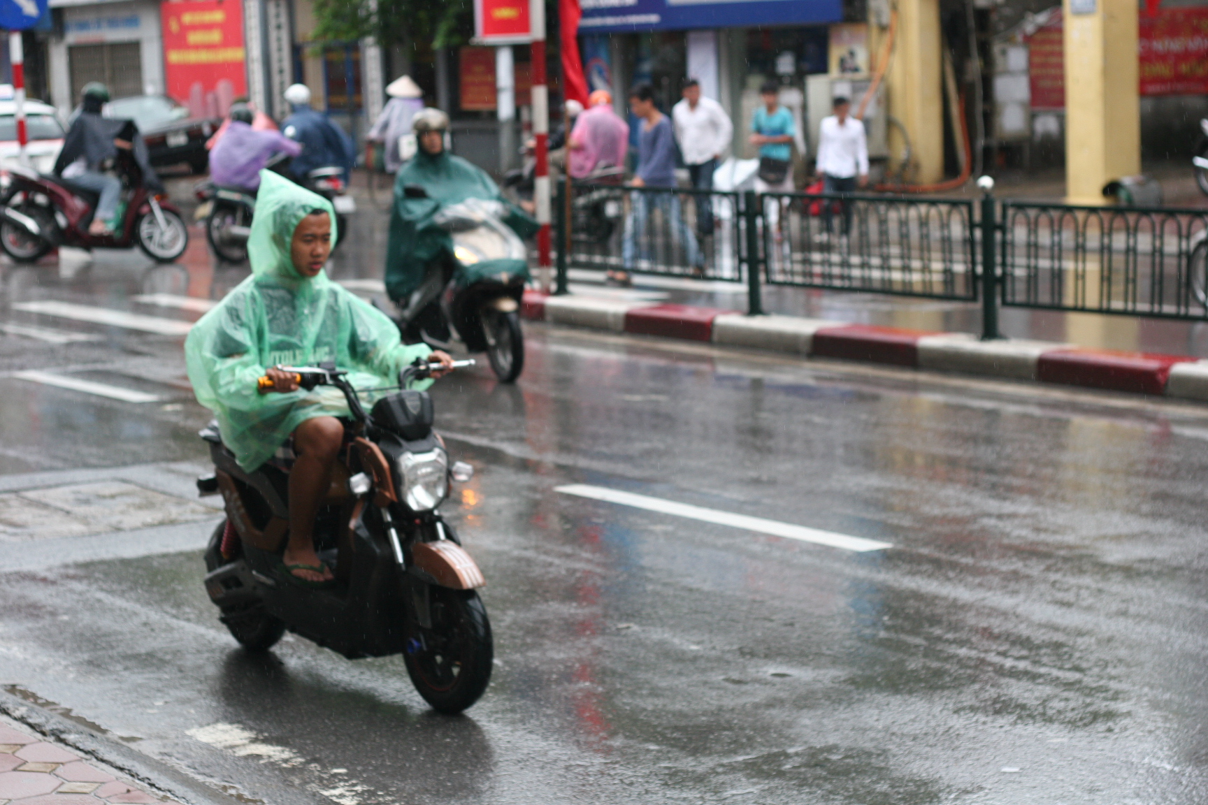 Đi xe điện mùa mưa nhung-nguyen-tac-can-thiet-khi-su-dung-xe-dien-4