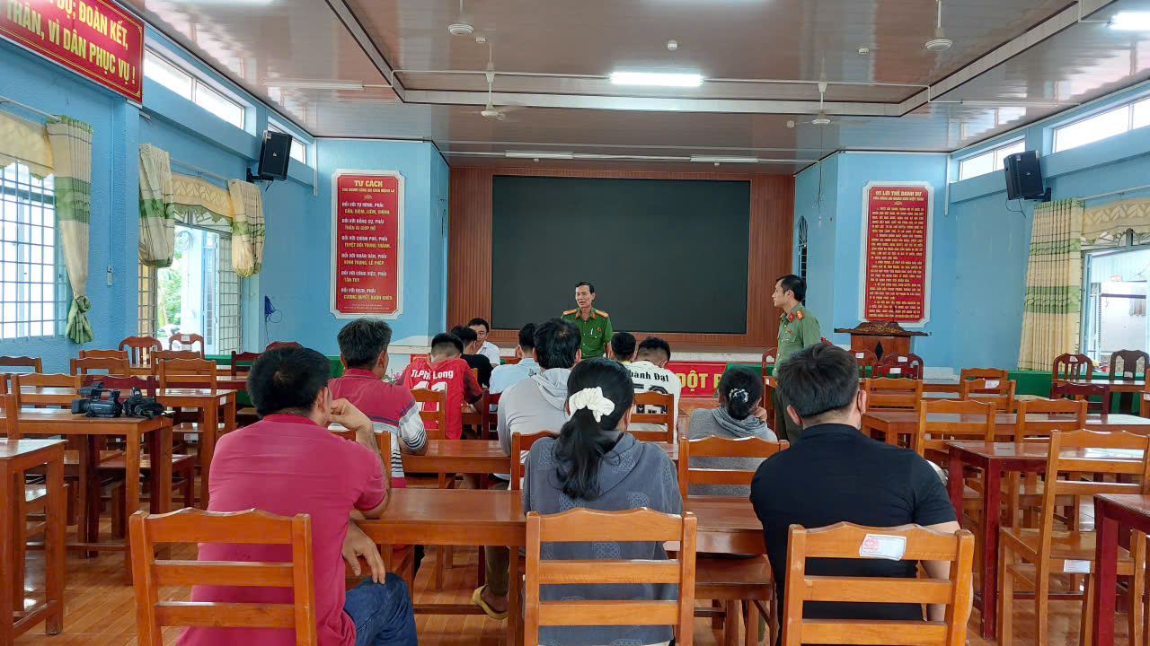 Công an làm việc với 9 phụ huynh có con độ chế xe đạp điện Công an làm việc với 9 phụ huynh có con độ chế xe đạp điện
