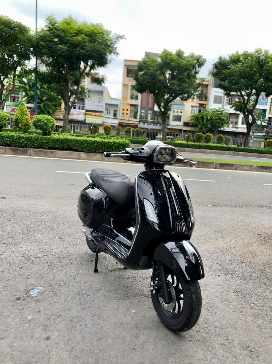 Gi&aacute; xăng biến động li&ecirc;n tục: Người d&ugrave;ng n&ecirc;n tiếp tục phụ thuộc hay chuyển sang xe điện?