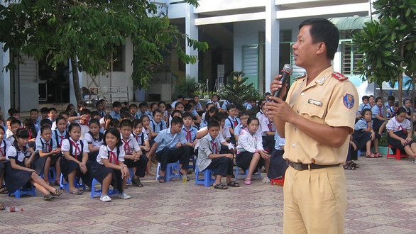học sinh học luật an toàn giao thông hoc-sinh-hoc-luat-an-toan-giao-thong