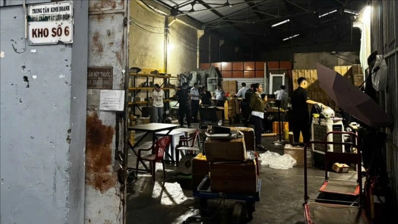 B&oacute;c trần kho phụ t&ugrave;ng xe điện lậu: Hiểm họa ch&aacute;y nổ r&igrave;nh rập người d&acirc;n