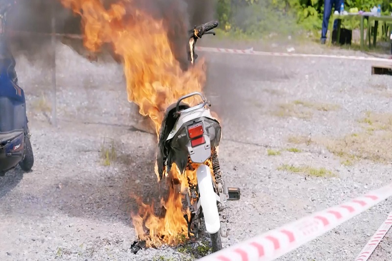 B&oacute;c trần kho phụ t&ugrave;ng xe điện lậu: Hiểm họa ch&aacute;y nổ r&igrave;nh rập người d&acirc;n