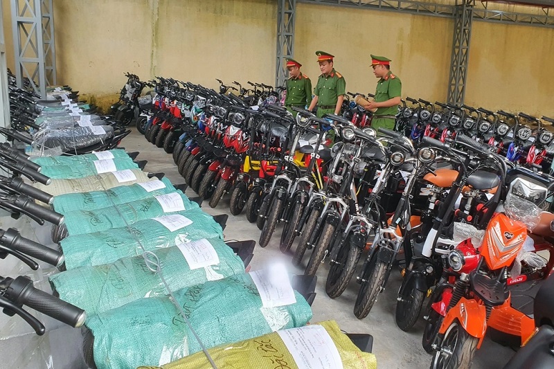 B&oacute;c trần kho phụ t&ugrave;ng xe điện lậu: Hiểm họa ch&aacute;y nổ r&igrave;nh rập người d&acirc;n